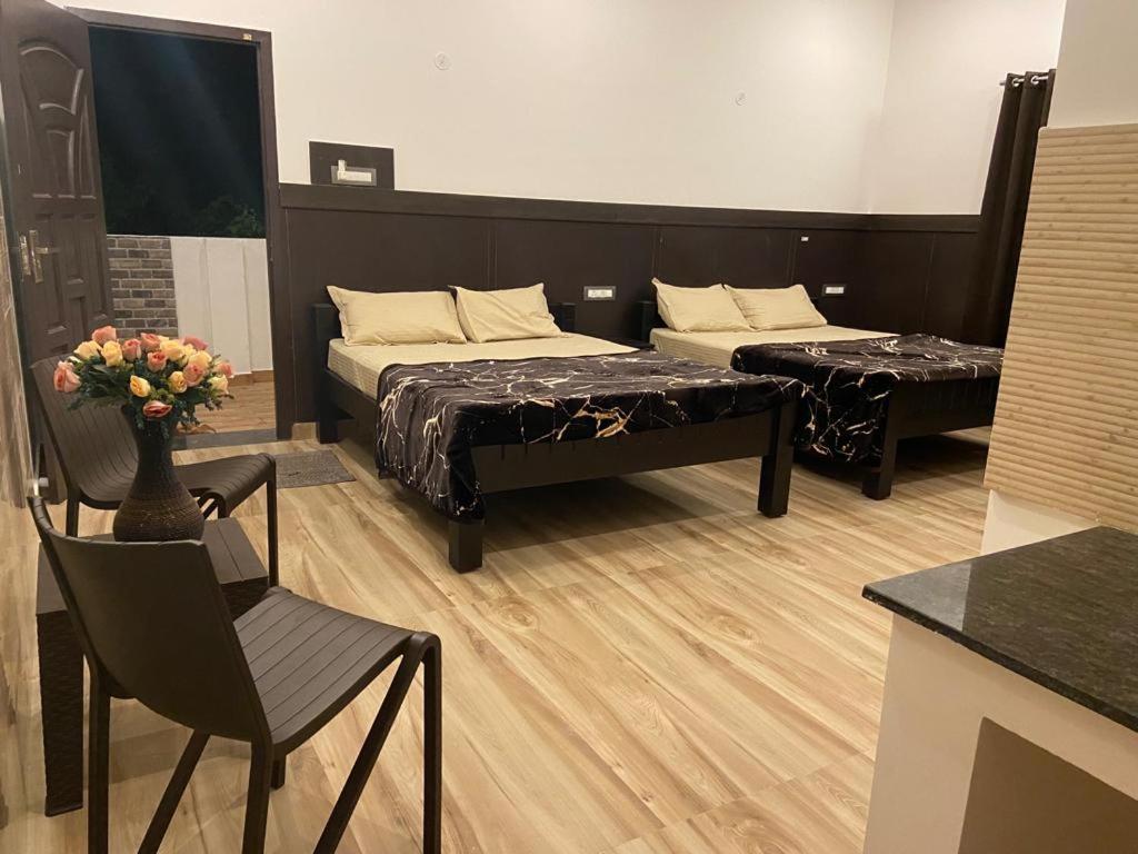 Rr Holiday Inn Кодайканал Екстериор снимка